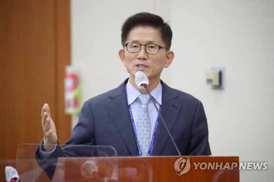 김문수 경제사회노동위원장이 지난 12일 서울 여의도 국회에서 열린 환경노동위원회의 경제사회노동위원회 등에 대한 국정감사에서 한 의원의 질의에 답변하고 있다. <연합뉴스>